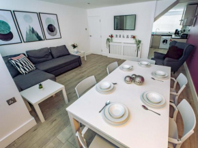 Gated Modern Mews Apartment Pass The Keys